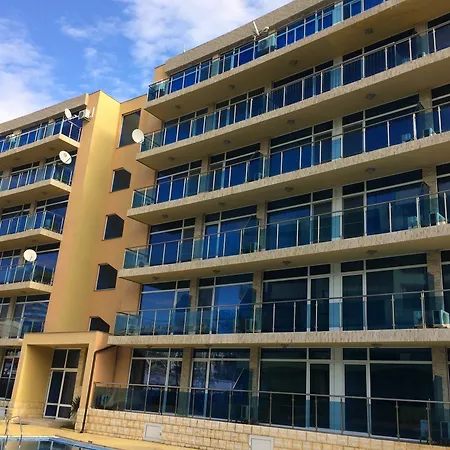 Sianie: Beachfront In Sunny Center *