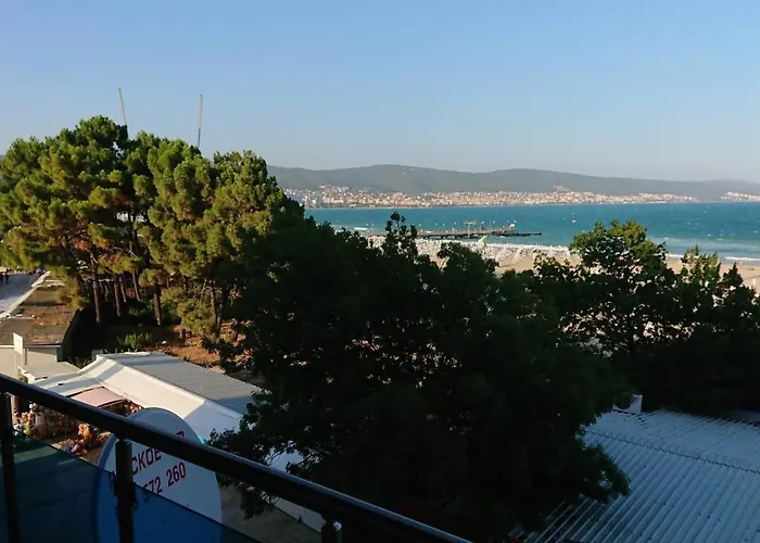 Sianie: Beachfront In Sunny Center Apartment *